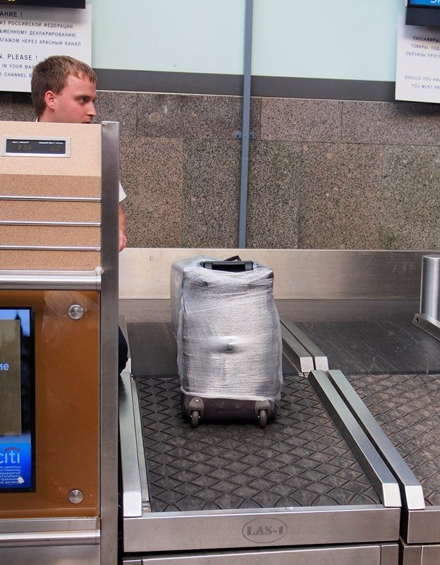 чемодан взвешивают при регистрации на рейс