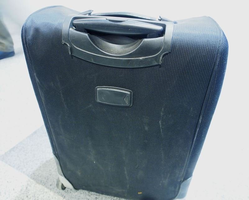 Поврежденный чемодан в аэропорту