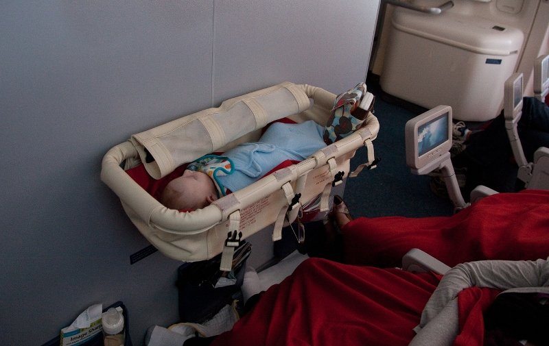 люлька в самолете для младенцев фото