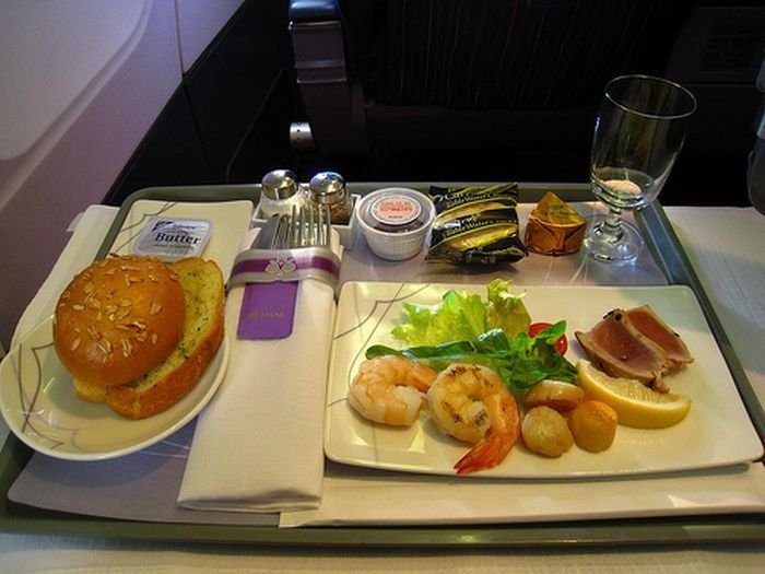 Сколько раз кормят в купе. Сапсан питание эконом. Первый класс самолет еда. Еда в самолете. Еда в самолете бизнес класс.