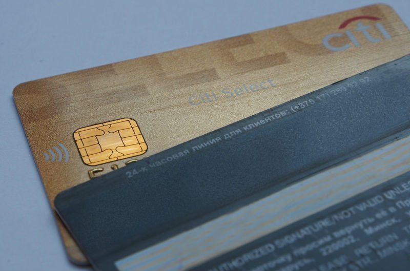 магнитная лента и чип на банковская карта для путешествий