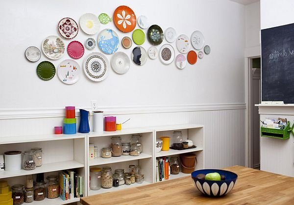 сувенирные тарелки на стене