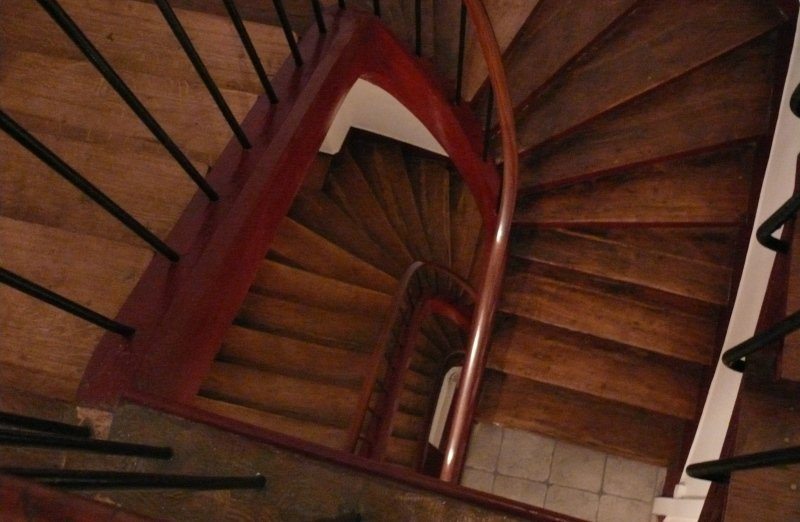 узкие лестницы в отелях Парижа