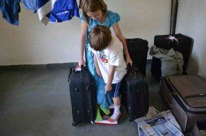 как взвесить чемодан дома