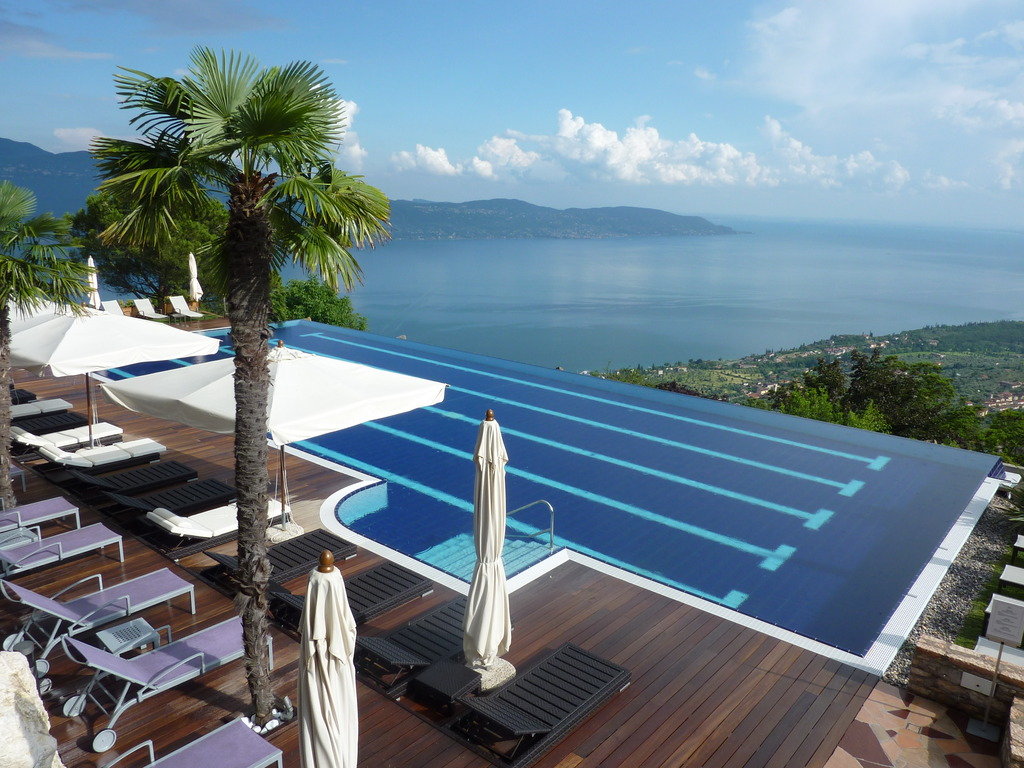 бескрайний инфинити бассейн отеля Lefay Resort & Spa Lago Di Garda