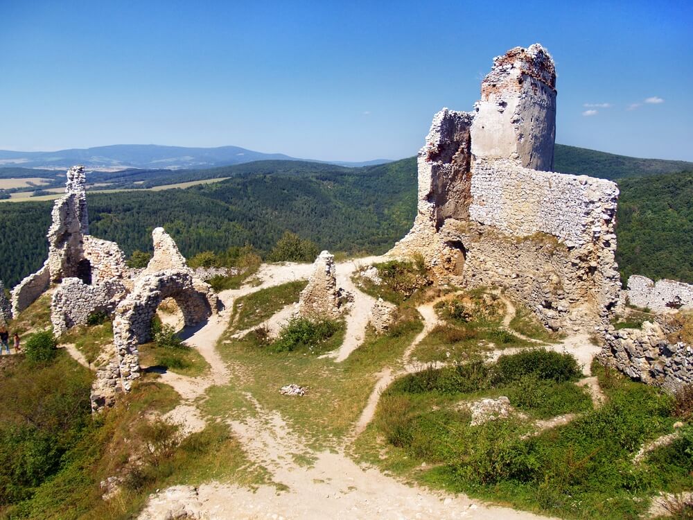 Замок леди Батори в Словакии