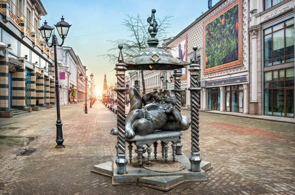 Памятник на улице Баумана в Казани