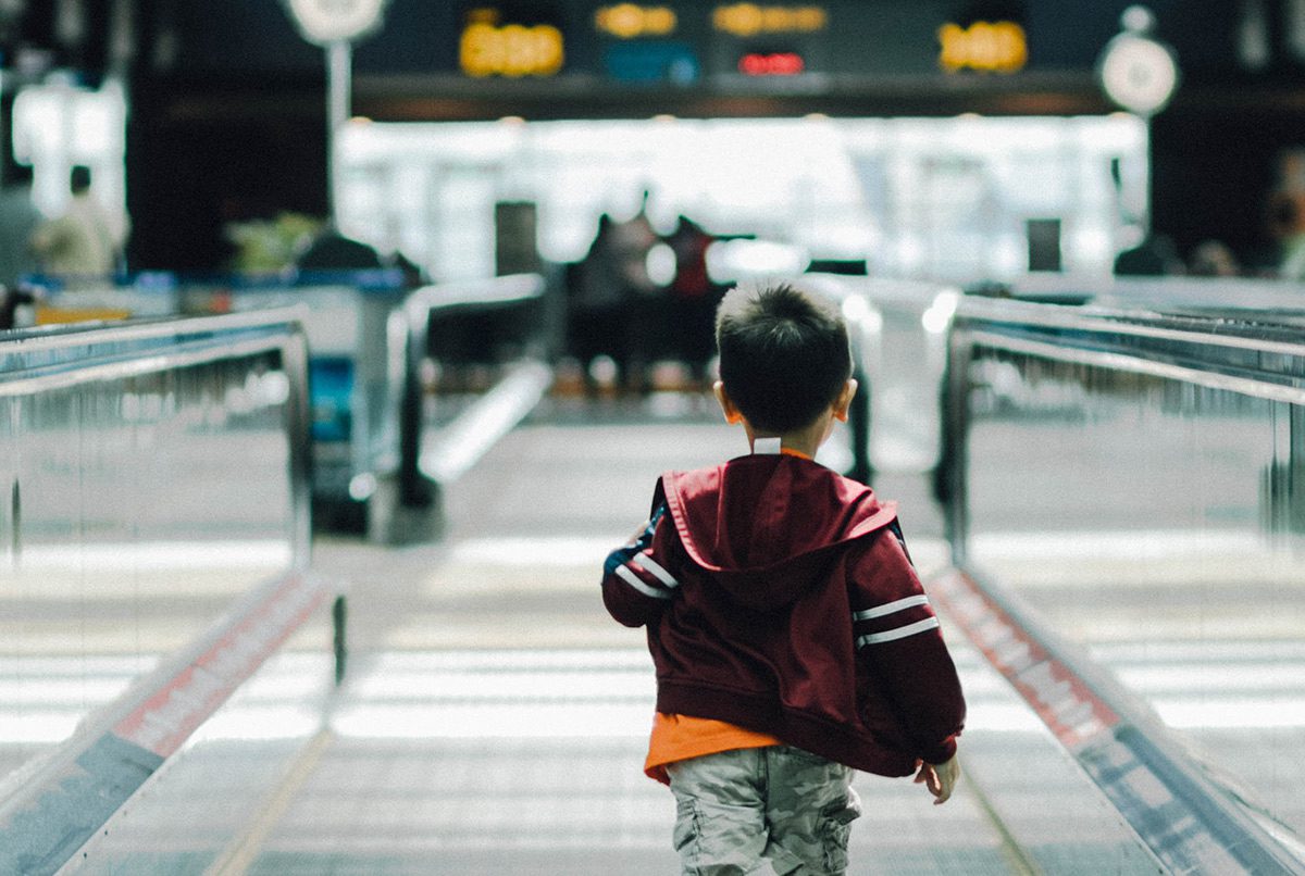 Ребенок в аэропорту