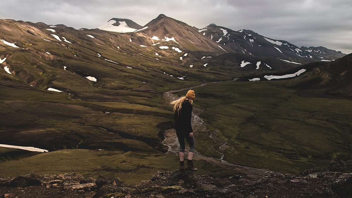 Девушка гуляет в горах