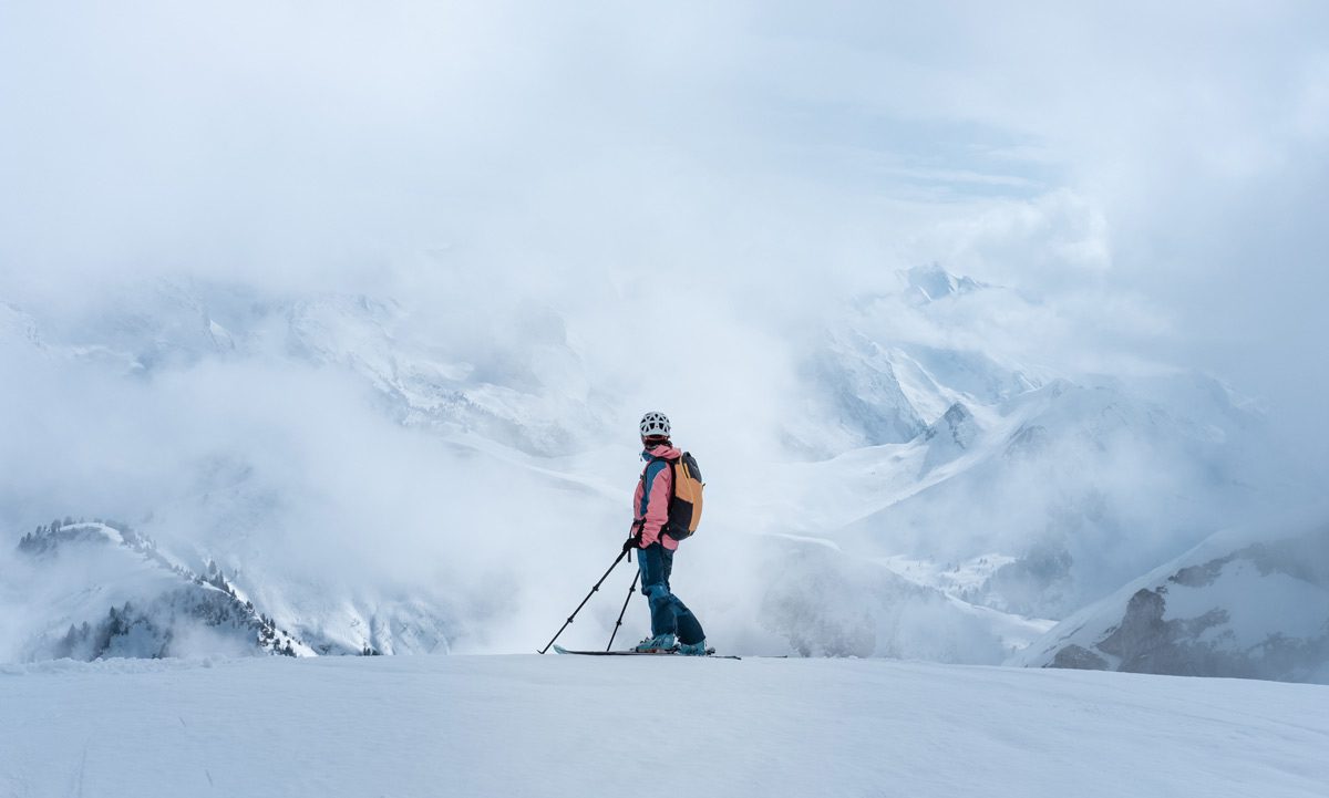 Лыжник готовится спускаться с горы