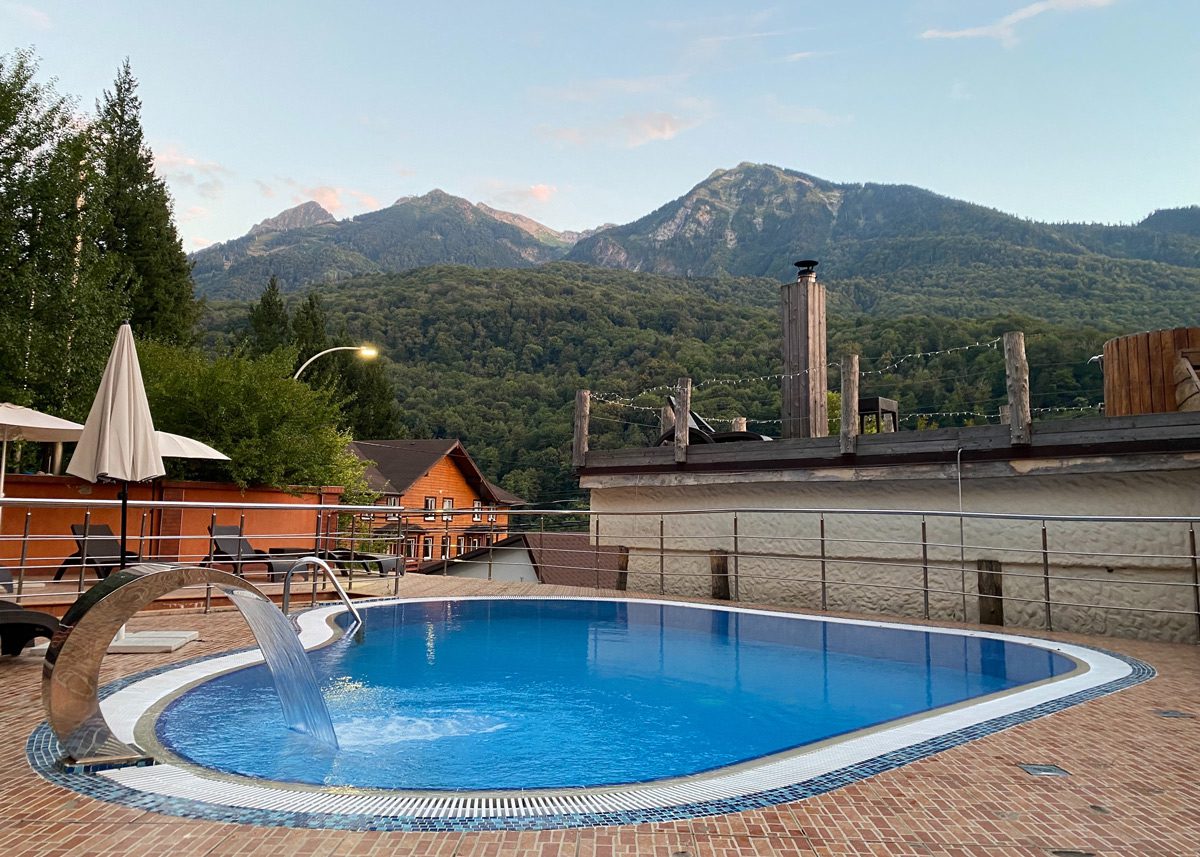 Отель с бассейном в горах