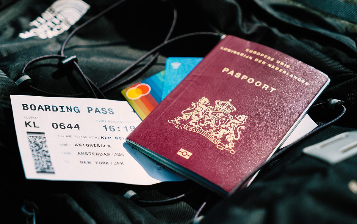 Билет и паспорт лежат на рюкзаке