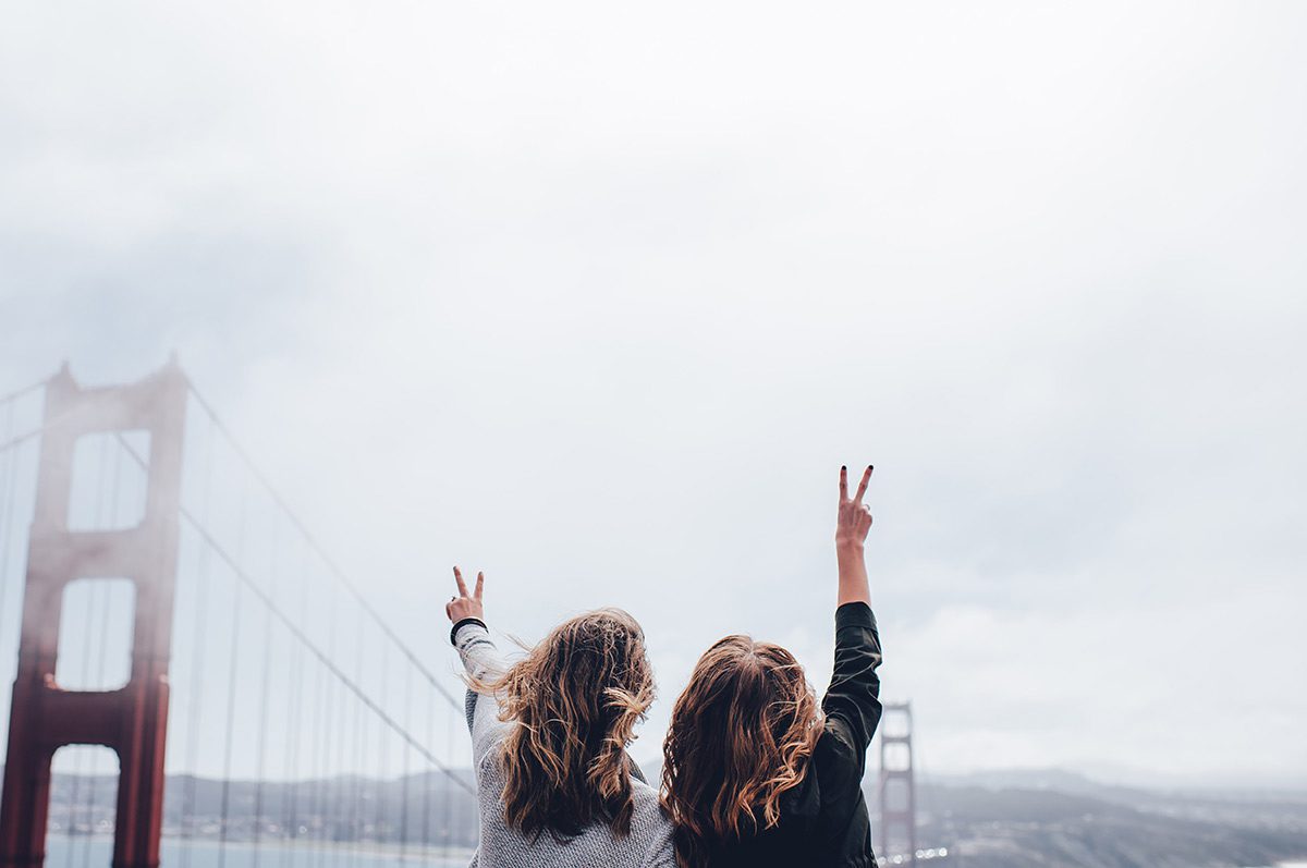 Девушки на фоне моста