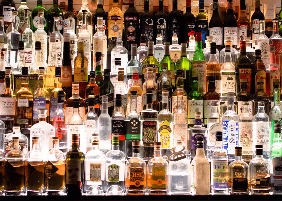 Полка в баре с алкогольными напитками