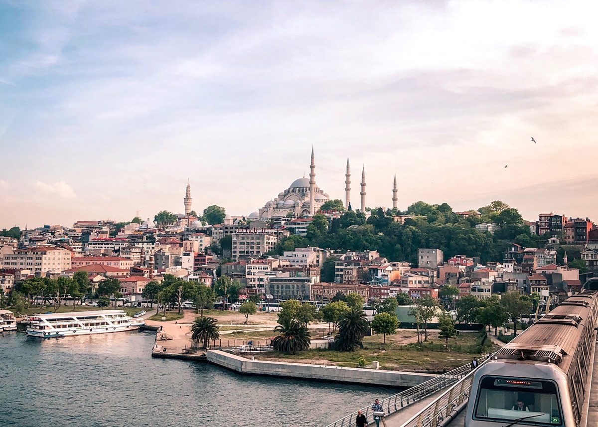 Вид на центр Стамбула издалека