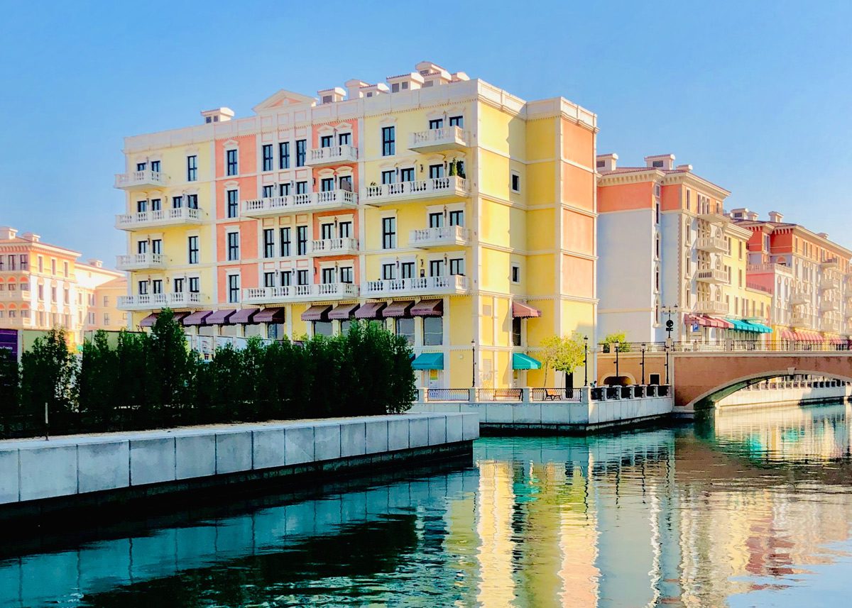 Разноцветные дома на воде