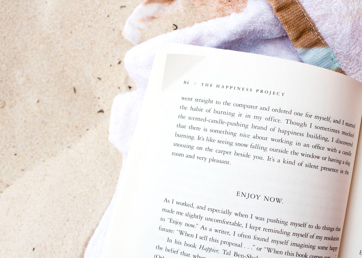 Чтение книги на пляже