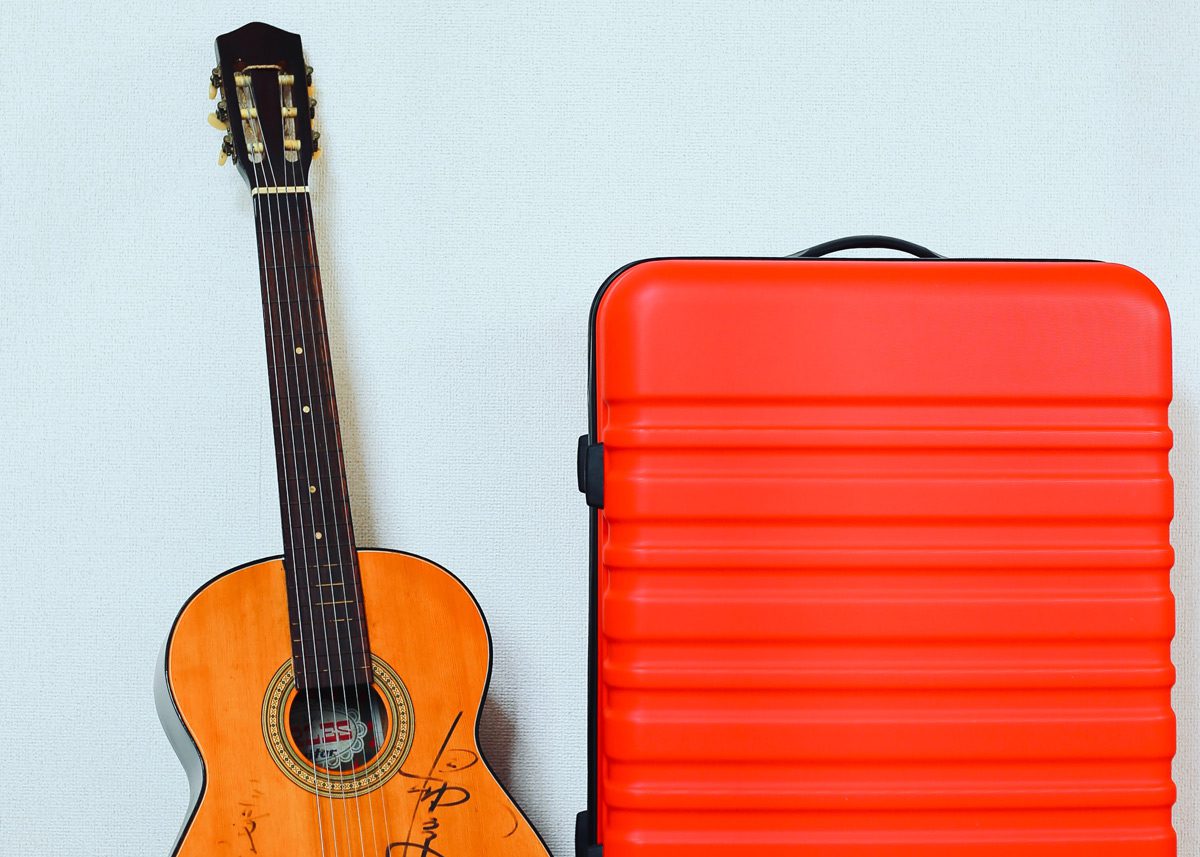 Гитара рядом с чемоданом