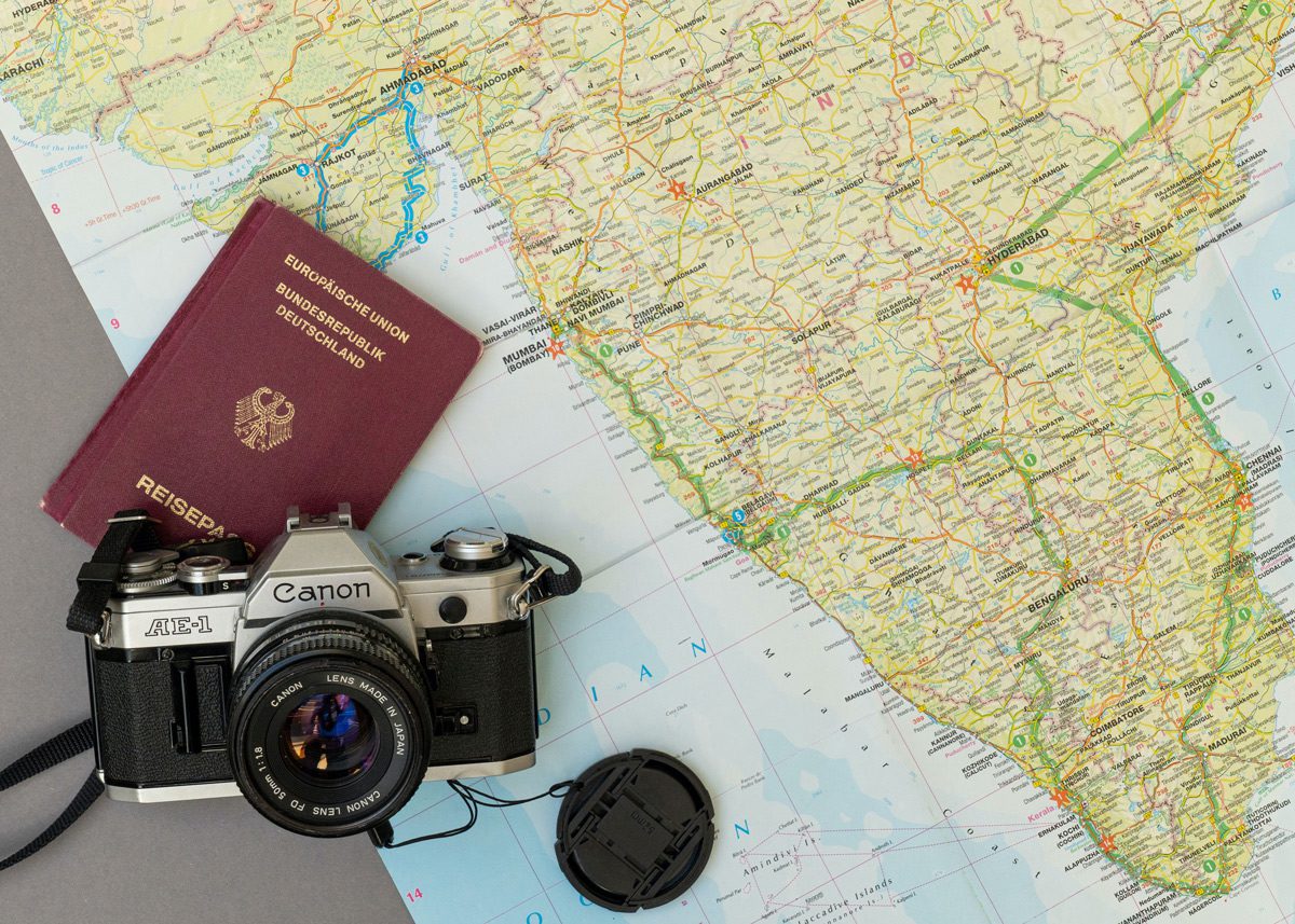 Фотоаппарат и паспорт лежат на географической карте