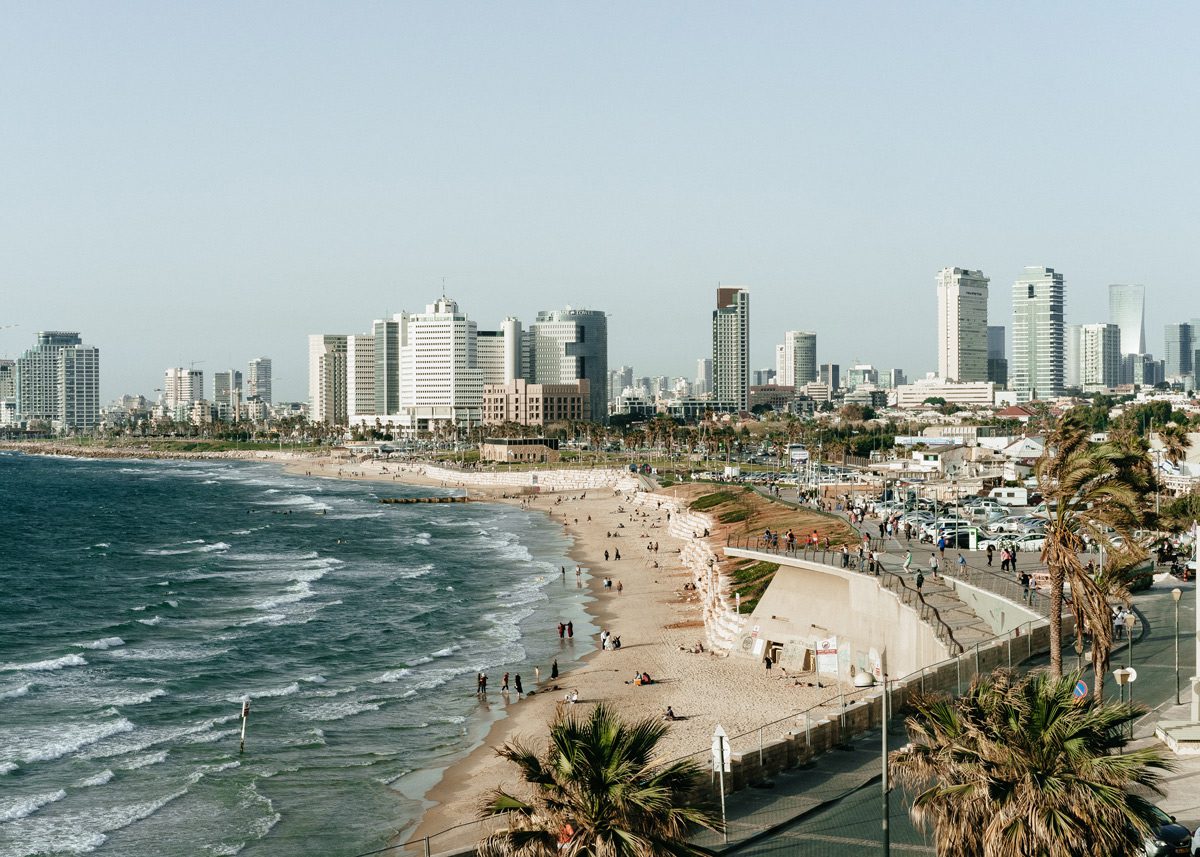 Пляж Тель-Авива недалеко от небоскребов