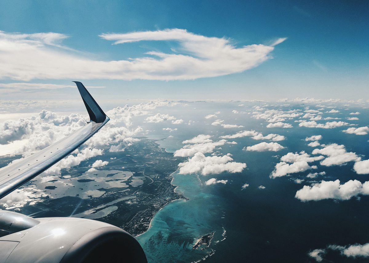 Вид на море из иллюминатора самолёта