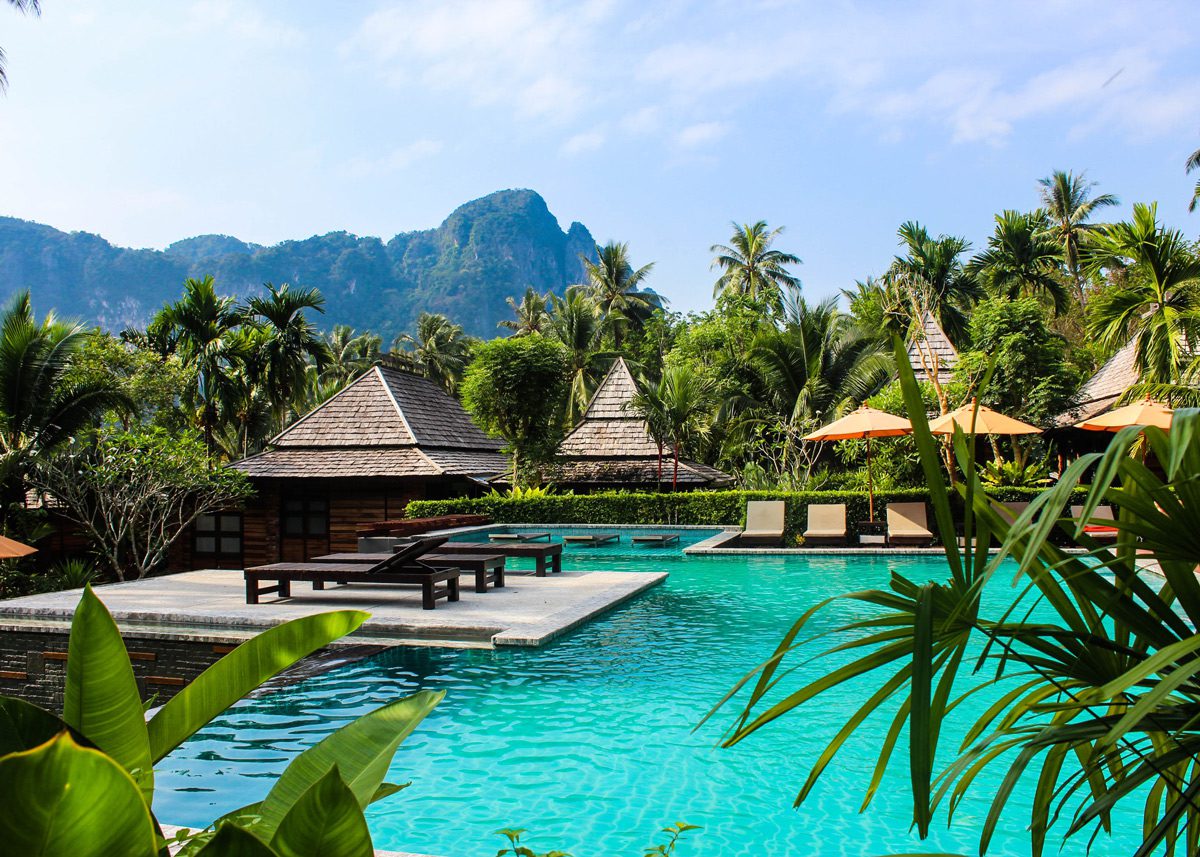 Шезлонги у бассейна в отеле Таиланда