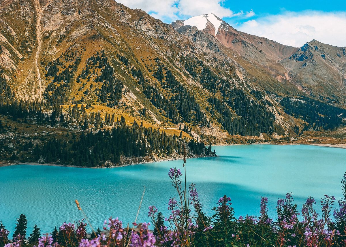 Пролегающее между горными массивами голубое озеро