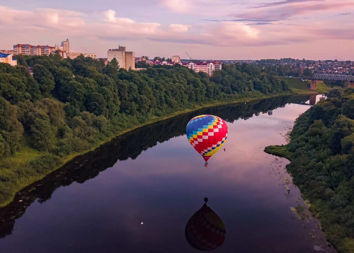 Воздушный шар пролетает над рекой