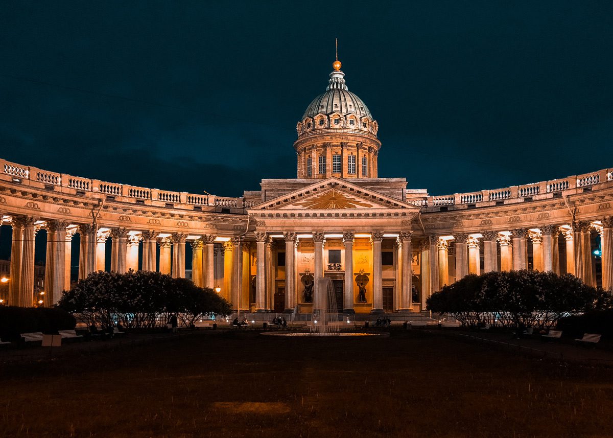 Казанский собор при ночном освещении