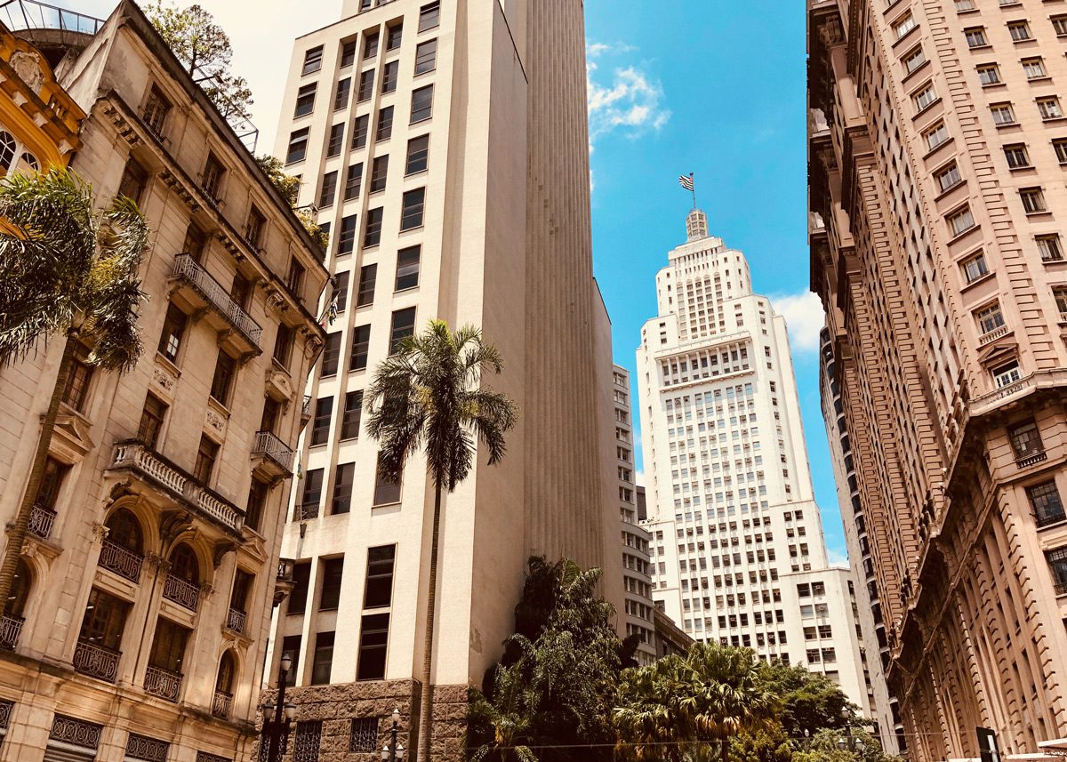 Вид снизу-вверх на небоскребы Сан-Паулу