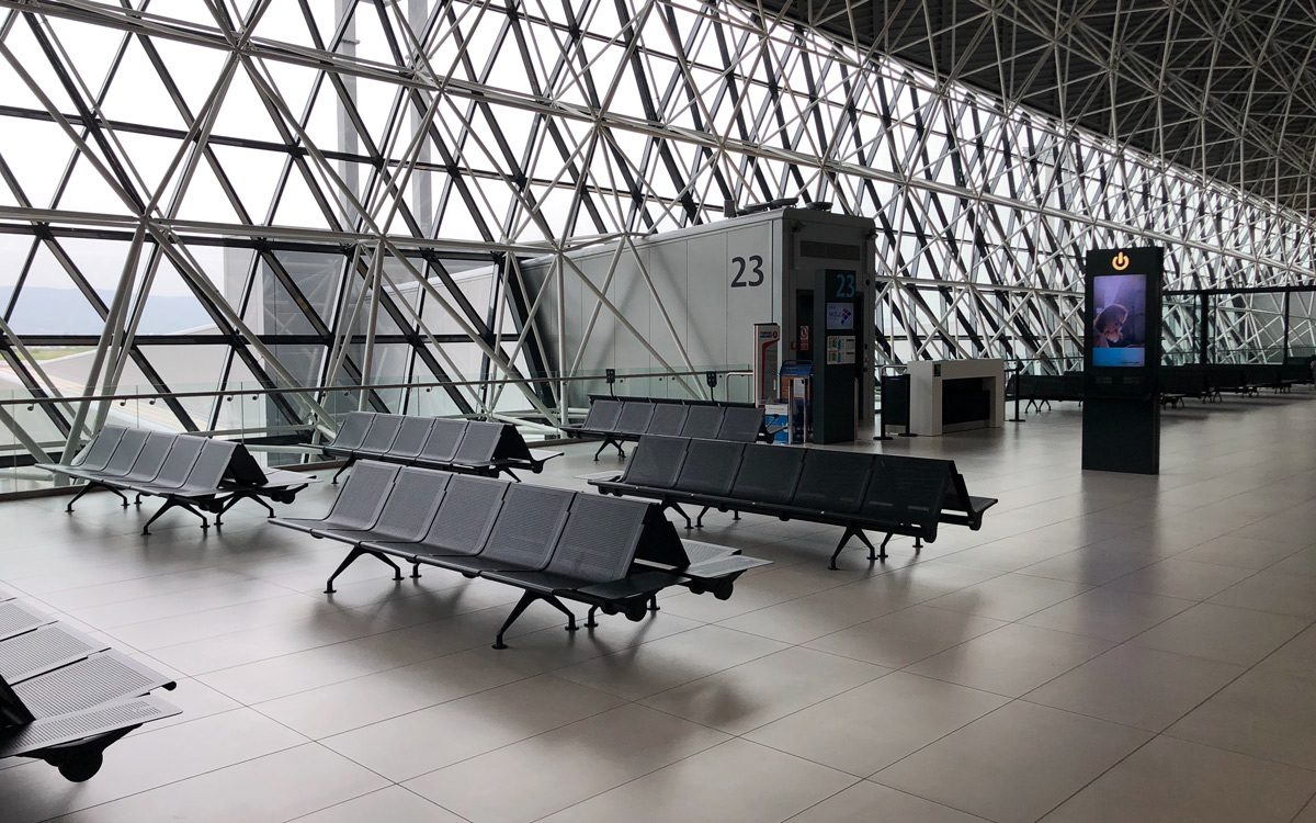 Пустая зона ожидания в аэропорту
