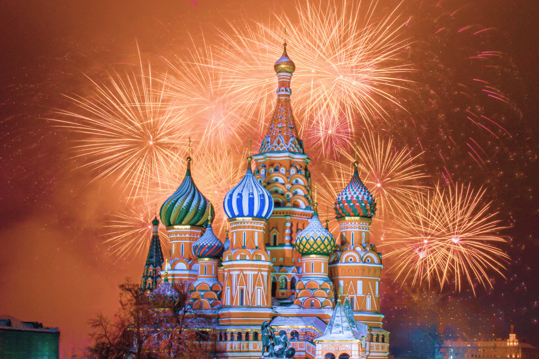 Кремль на фоне фейерверков