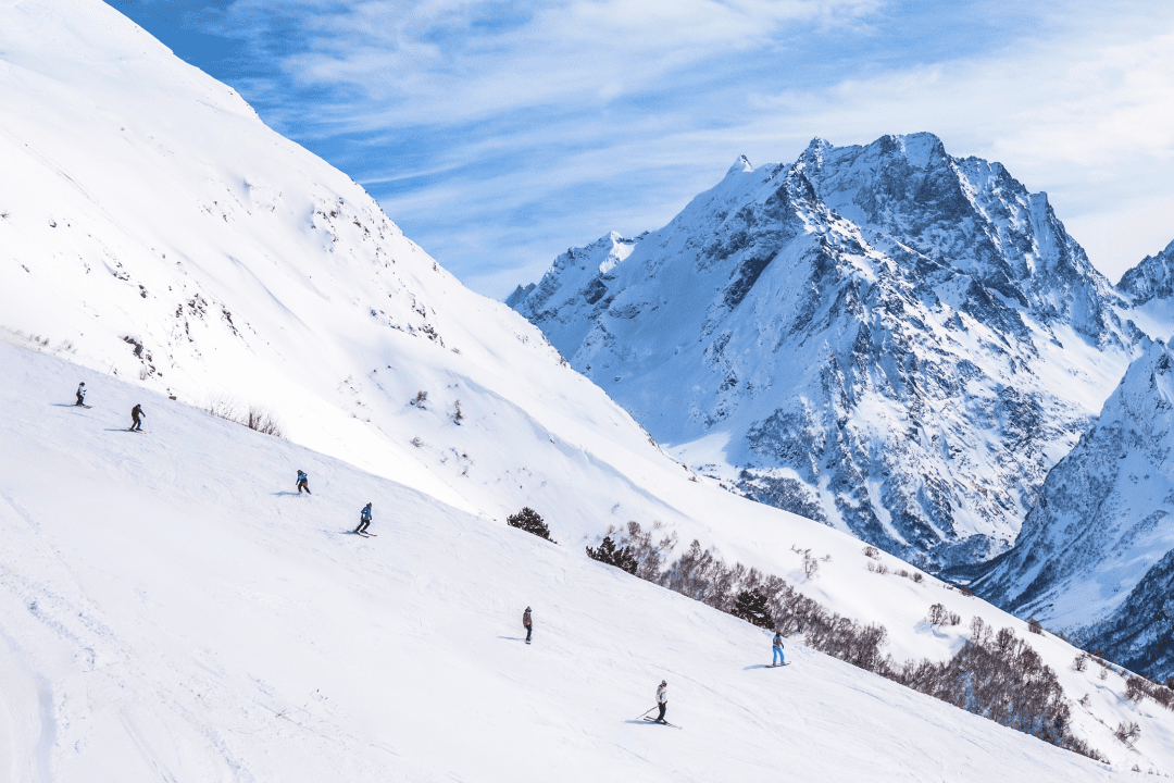 Лыжники скатываются с горы