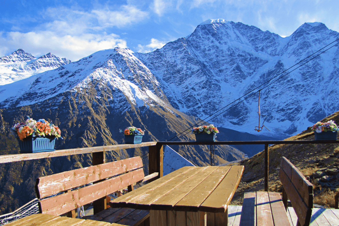 Столик с видом на горы