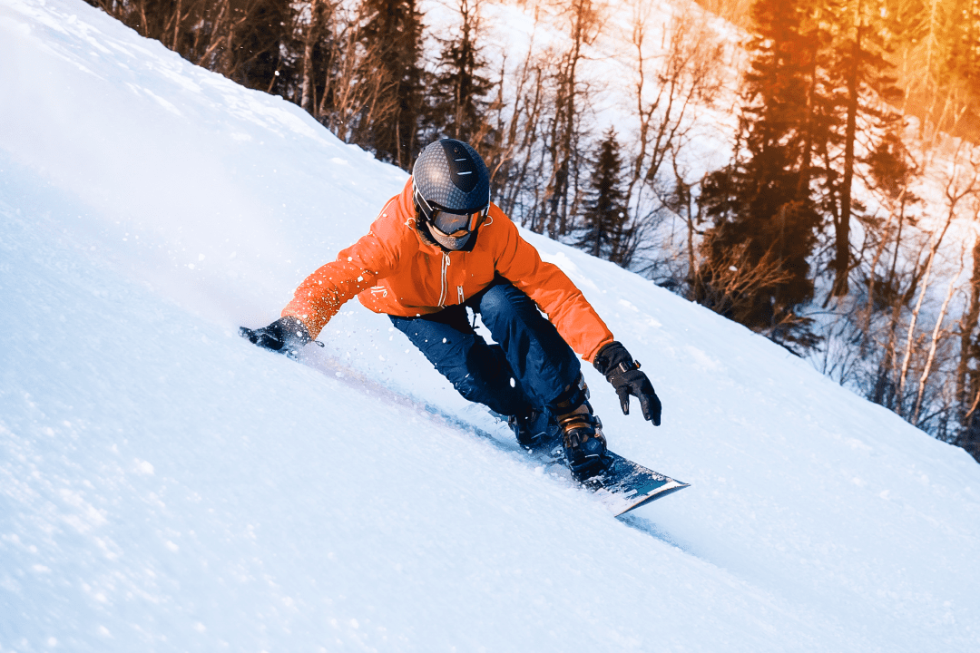Сноубордист скатывается с горы