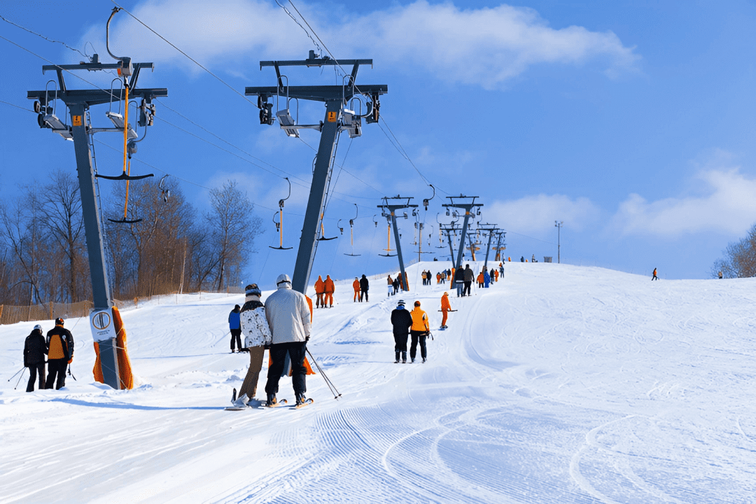 Люди поднимаются с лыжами на гору