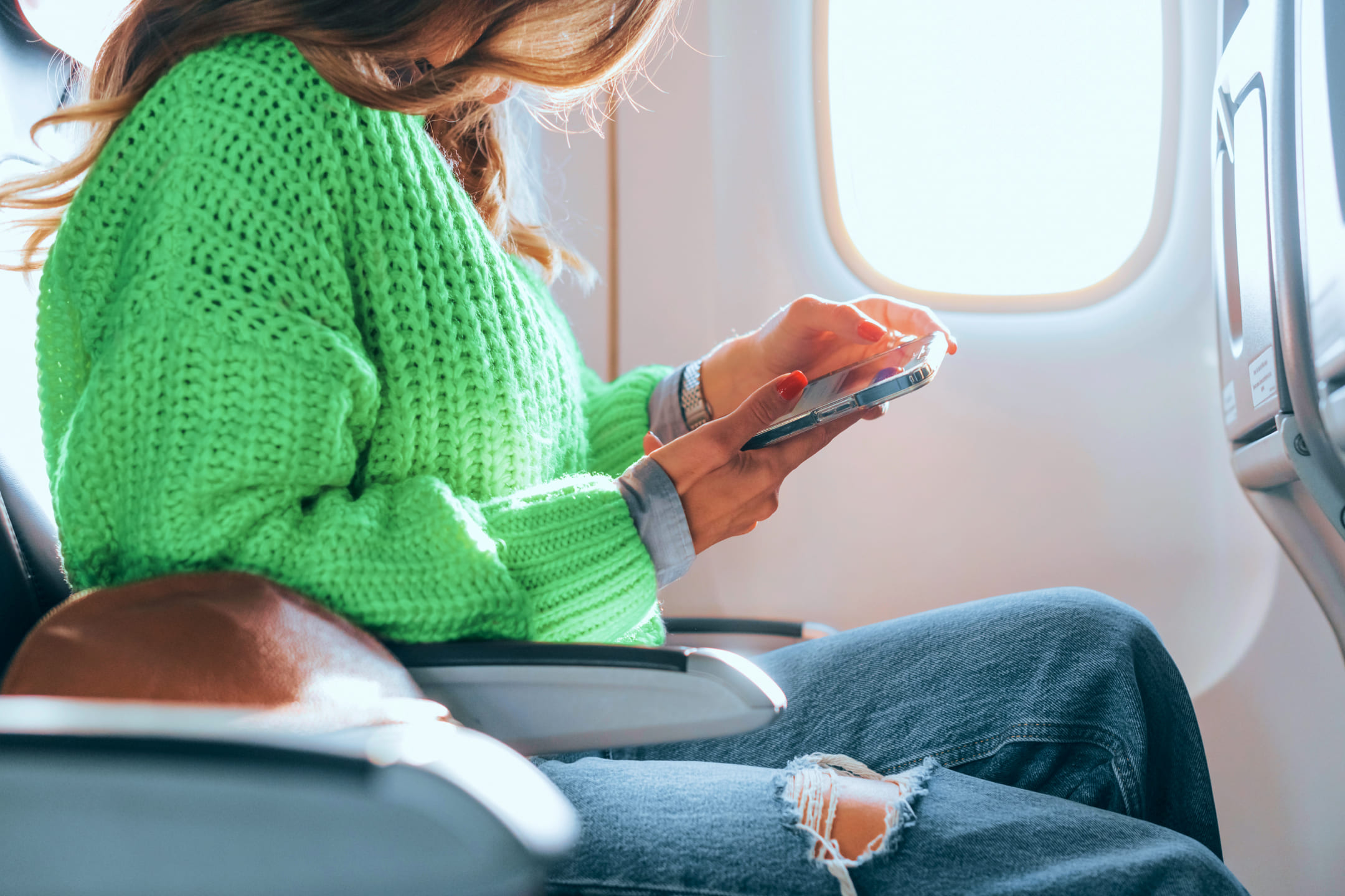 Девушка с телефоном в самолете