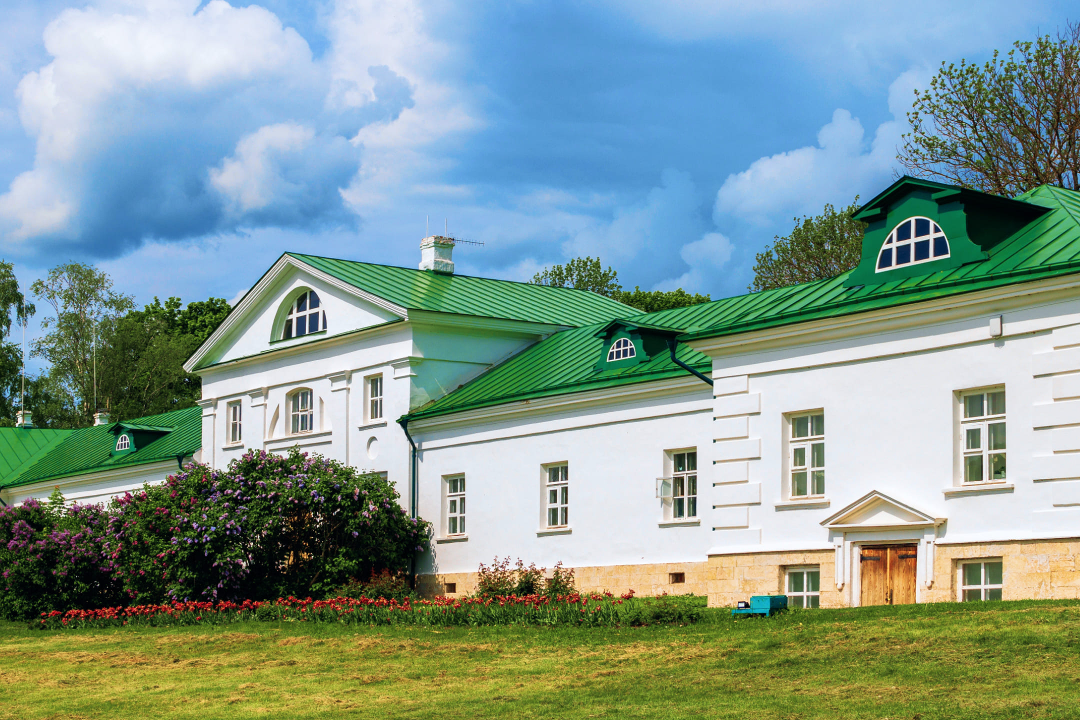 Музей с зеленой крышей