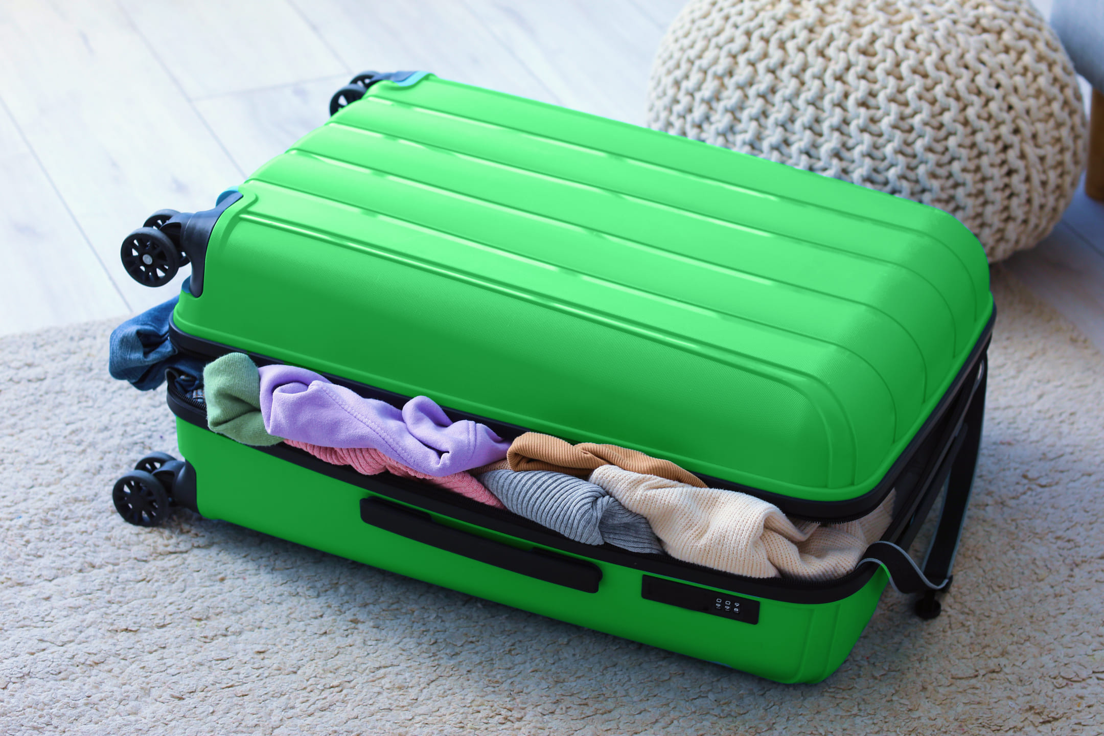 Зеленый чемодан с вещами