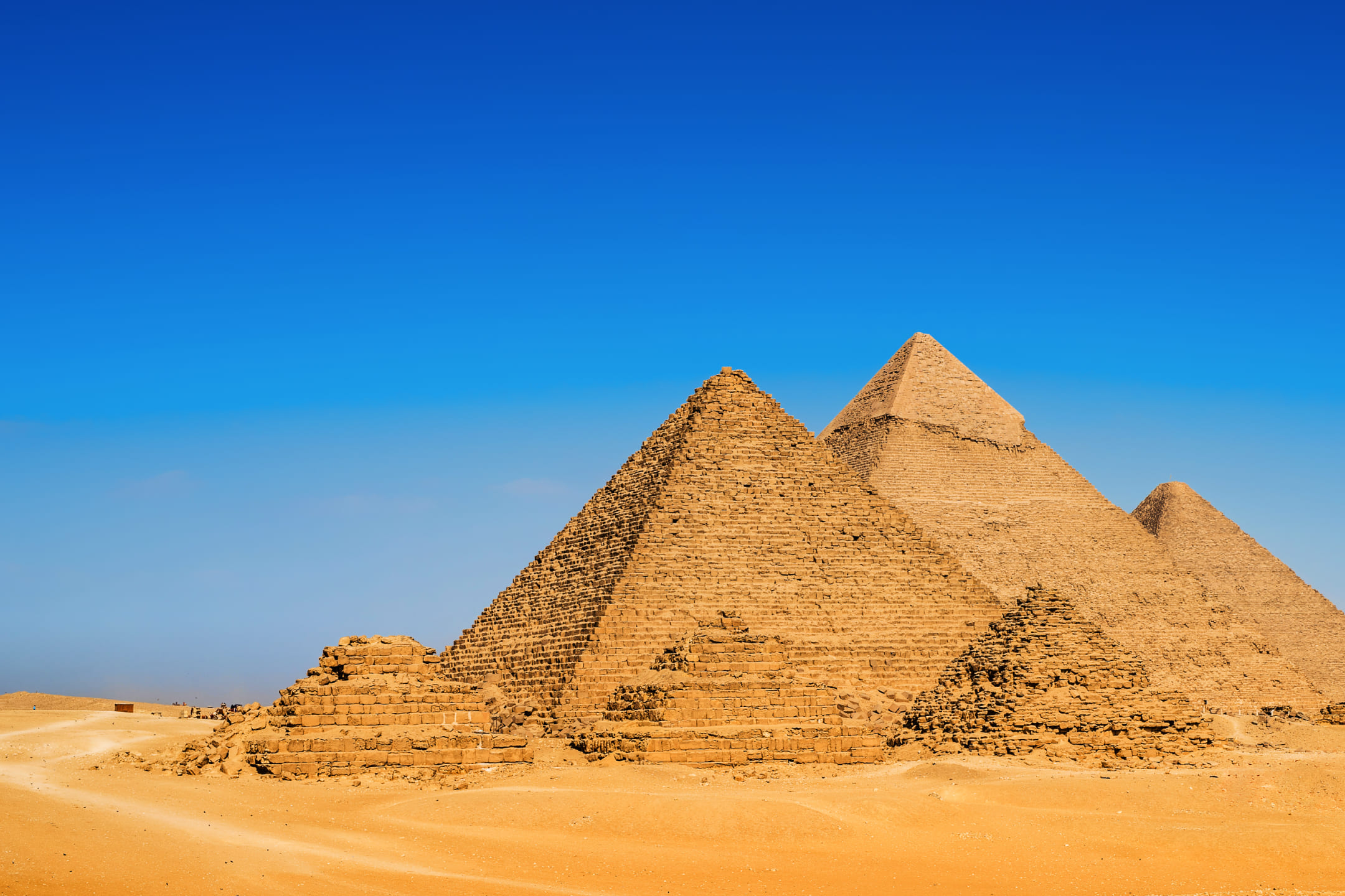 Пирамиды среди песков