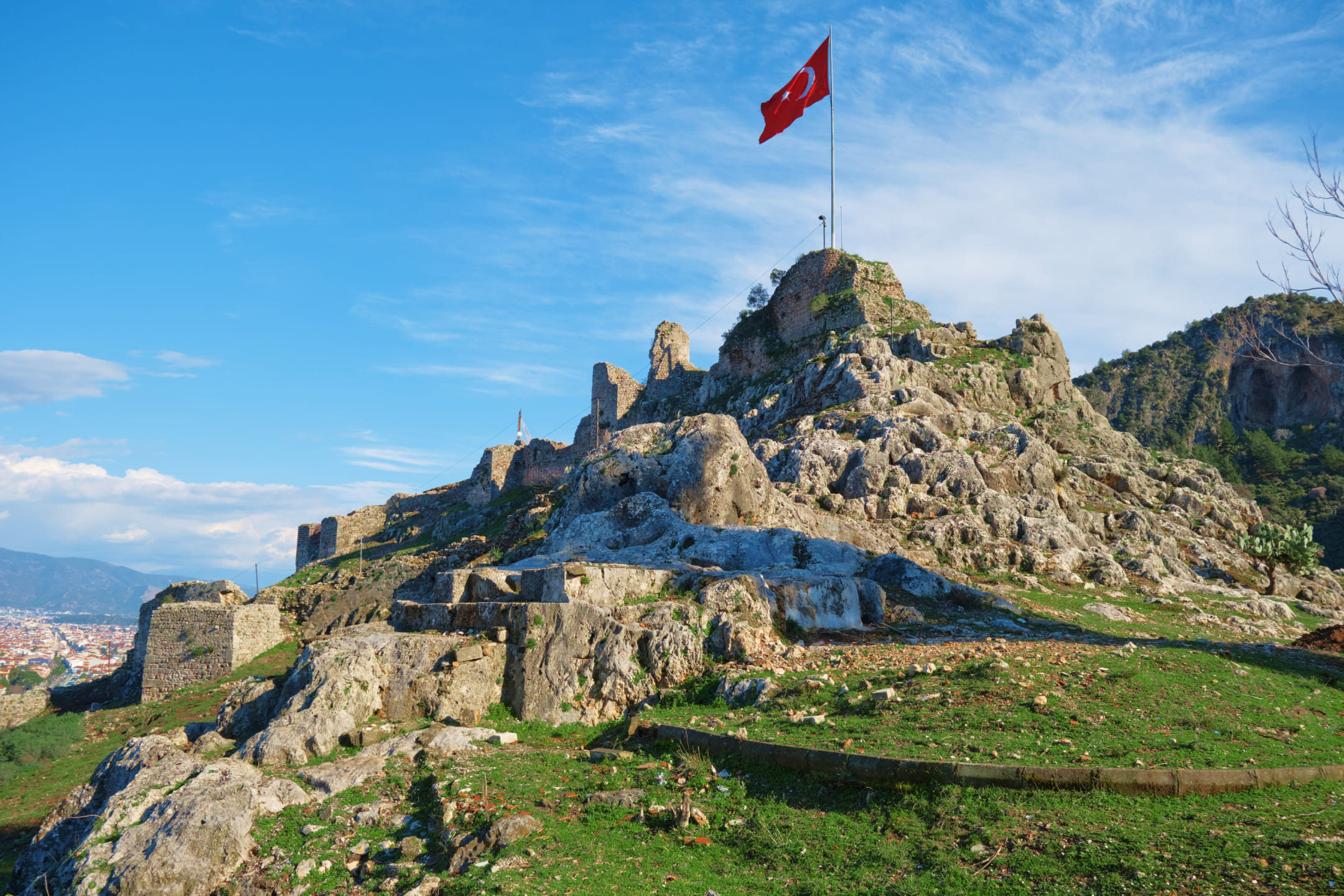 Турецкий флаг на возвышенности