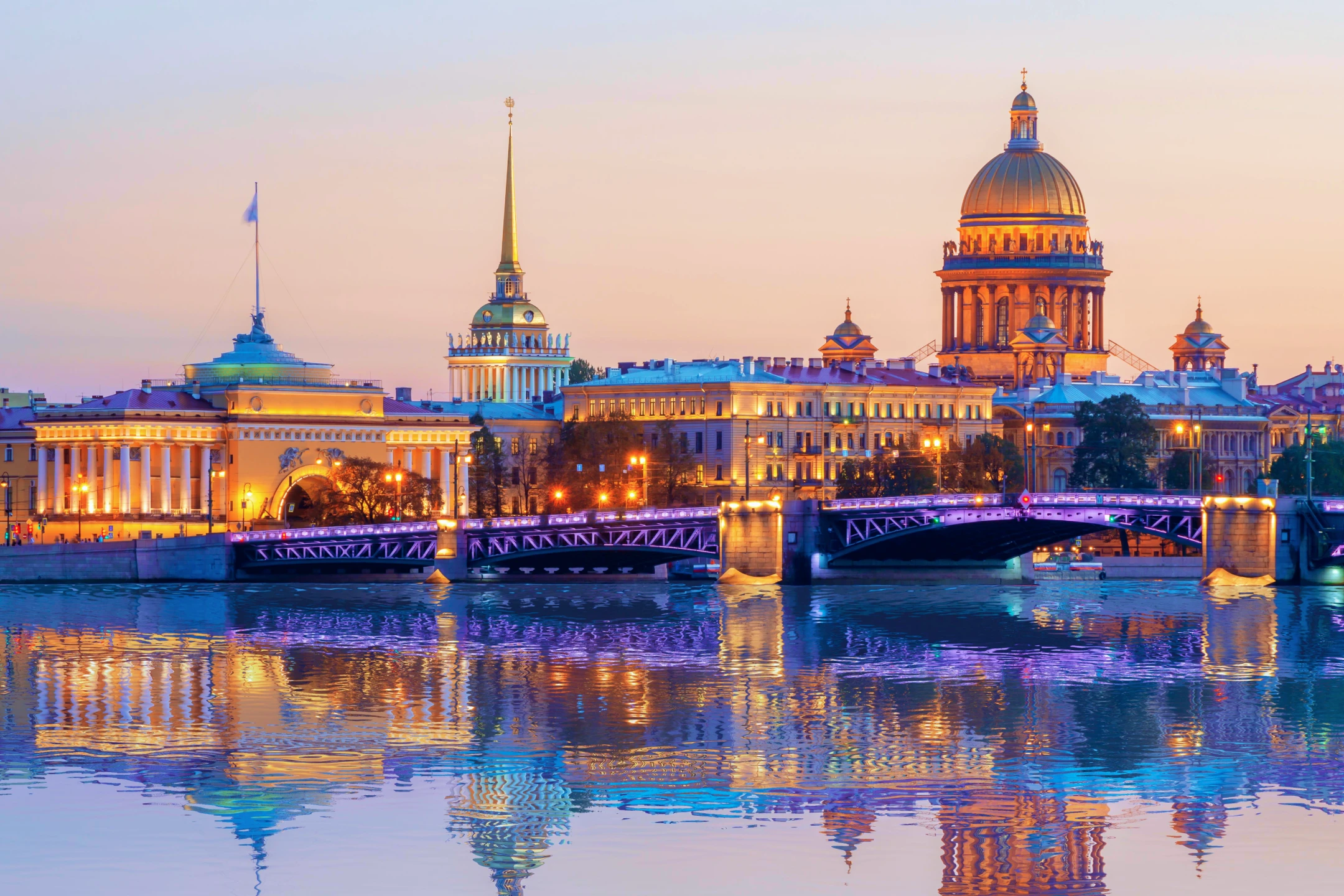 Подсветка вечернего Санкт-Петербурга