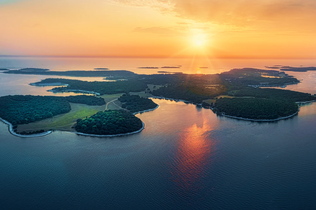 Остров необычной формы посреди моря